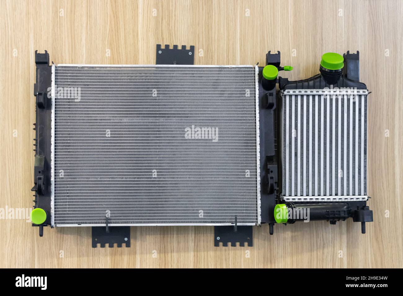 Radiatore del veicolo. Impianto di raffreddamento del motore, pezzo di ricambio per auto. Isolato Foto Stock