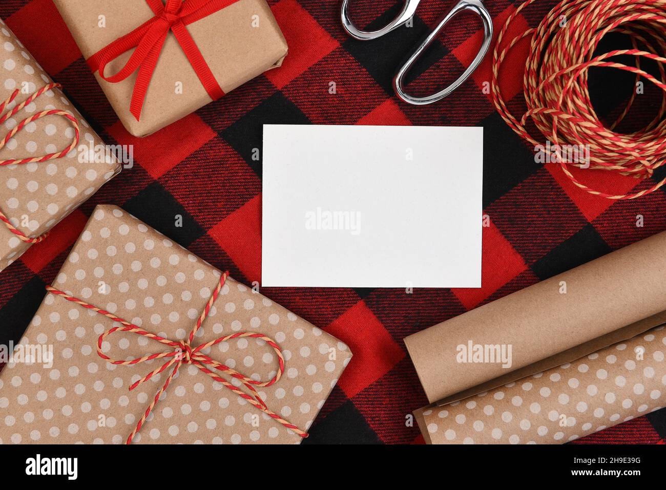 Piatto di Natale. La carta comune avvolta si presenta su uno sfondo in tela, con spazio per la copia. Foto Stock