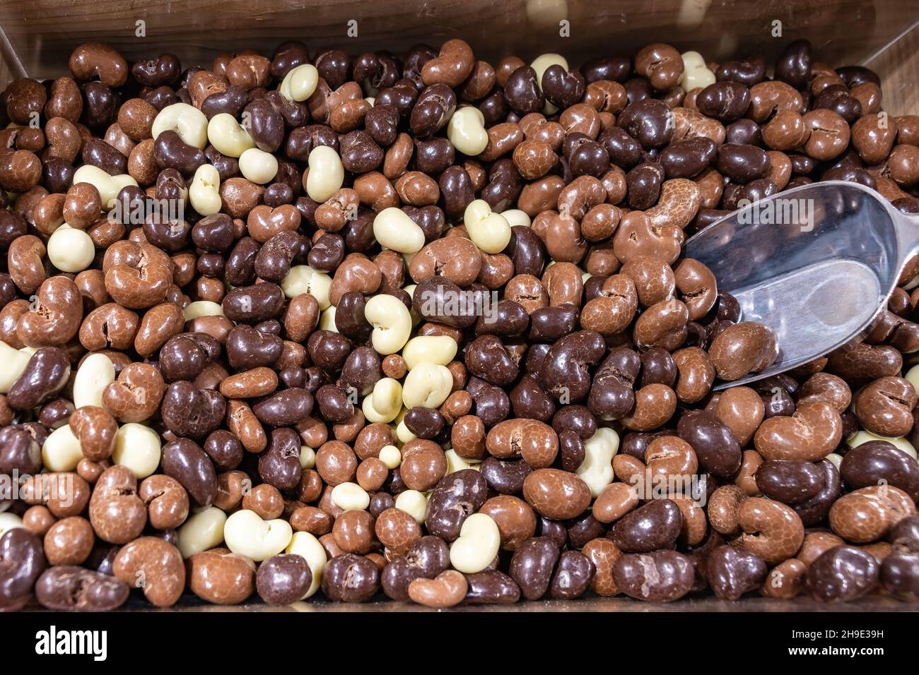 Vendita in peso di caramelle al cioccolato di diversi colori Foto Stock