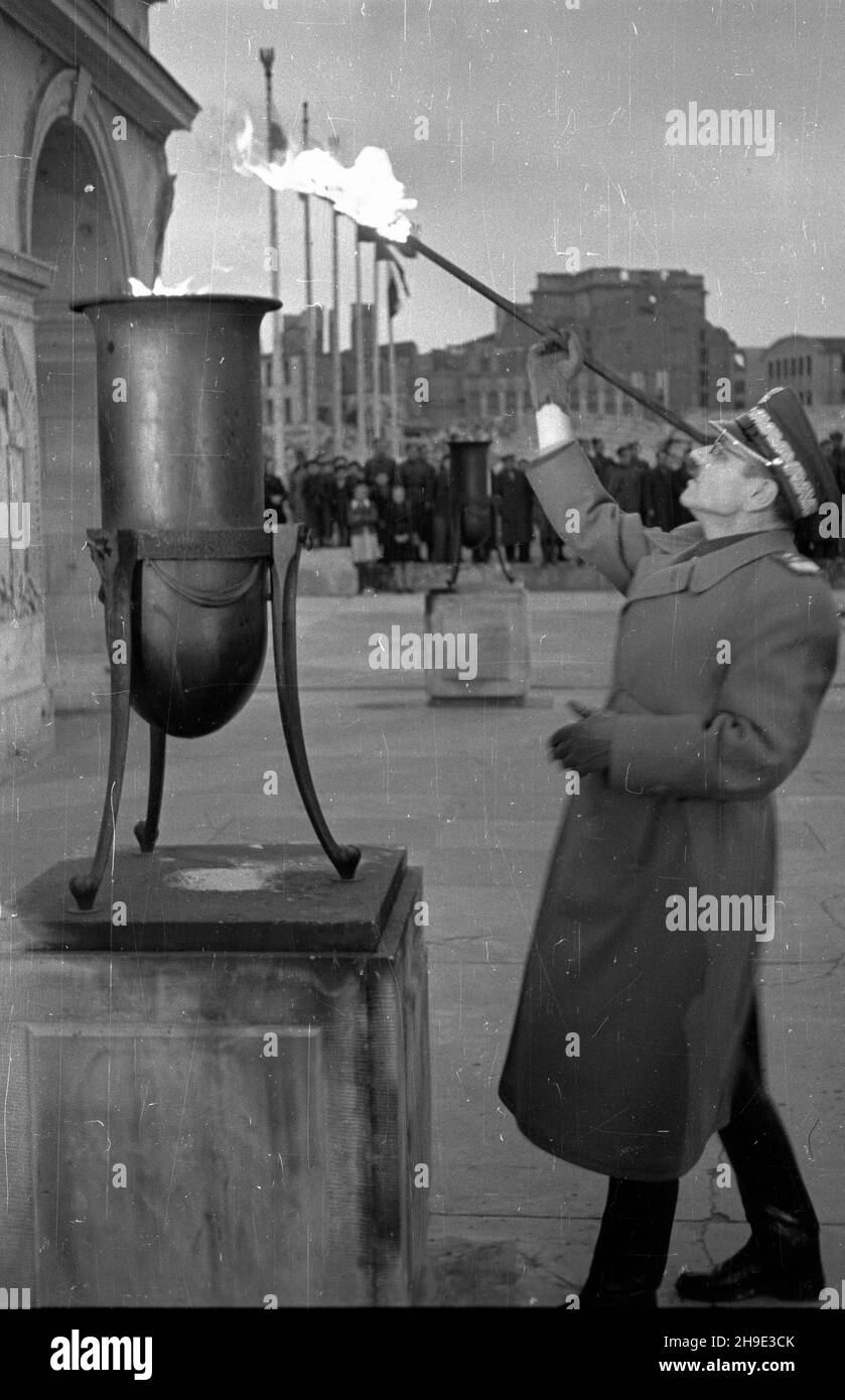 Warszawa, 1947-10-04. Apel poleg³ych na placu Zwyciêstwa z okazji trzeciej rocznicy powstania Milicji Obywatelskiej (MO). W uroczystoœci wziê³a udzia³ delegacja Policji Czechos³owackiej z zastêpc¹ komendanta g³ównego pp³k. Frankiem na czele. NZ. Komendant g³ówny Milicji Obywatelskiej Franciszek JóŸwiak zapala znicz przed Grobem Nieznanego ¯o³nierza. wb/gr PAP Varsavia, 4 ottobre 1947. Appello di un rotolo di onore su Piazza Zwyciestwa per celebrare il 3 ° anniversario della milizia del cittadino (MO). Alla cerimonia ha partecipato una delegazione della polizia della Cecoslovacchia guidata dal vicecapo della polizia Lt col Foto Stock