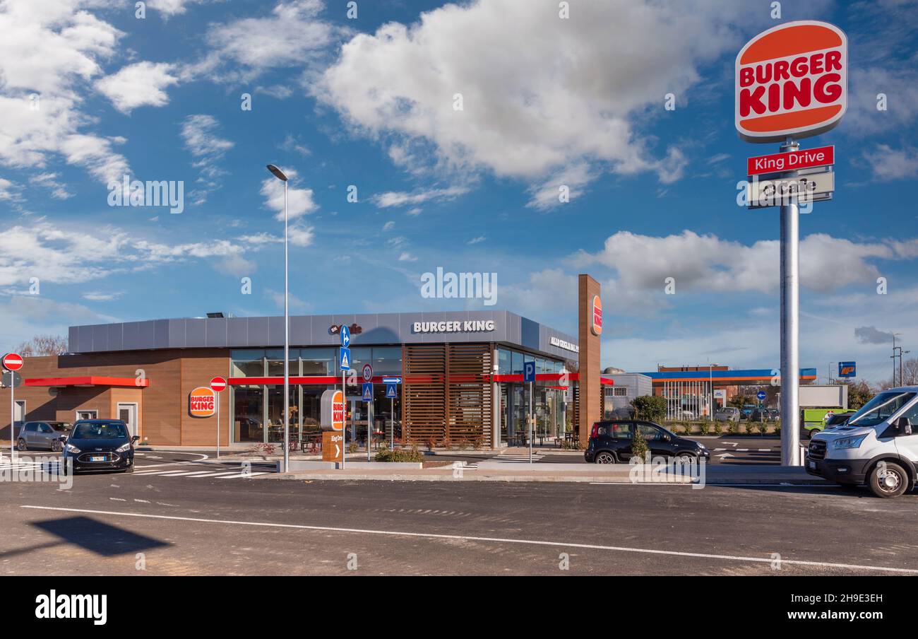 Moncalieri, Torino, Italia - 6 dicembre 2021: Nuovo Burger King Restaurant  con King Drive in via fortunato Postiglione, cartello con nuovo logo su blu  Foto stock - Alamy