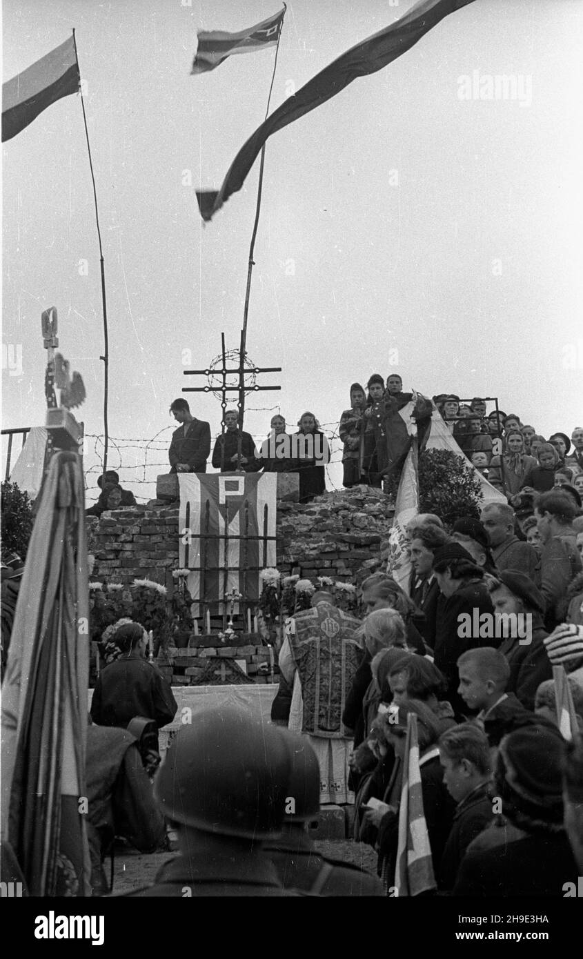 Warszawa, 1947-10-05. Inauguracja Tygodnia WiêŸnia Politycznego Msz¹ Œwiêt¹ w ruinach na Pawiaku. wb/gr PAP Varsavia, 5 ottobre 1947. Una Santa Messa inaugura la settimana di un prigioniero politico nelle rovine della prigione di Pawiak. wb/gr PAP Foto Stock