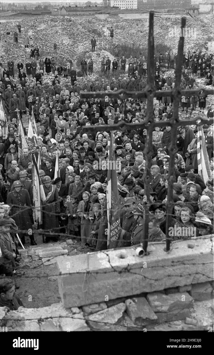 Warszawa, 1947-10-05. Inauguracja Tygodnia WiêŸnia Politycznego Msz¹ Œwiêt¹ w ruinach na Pawiaku. W tle gruzowisko getta warszawskiego. wb/gr PAP Varsavia, 5 ottobre 1947. Una Santa Messa inaugura la settimana di un prigioniero politico nelle rovine della prigione di Pawiak. Sullo sfondo le rovine del Ghetto di Varsavia. wb/gr PAP Foto Stock