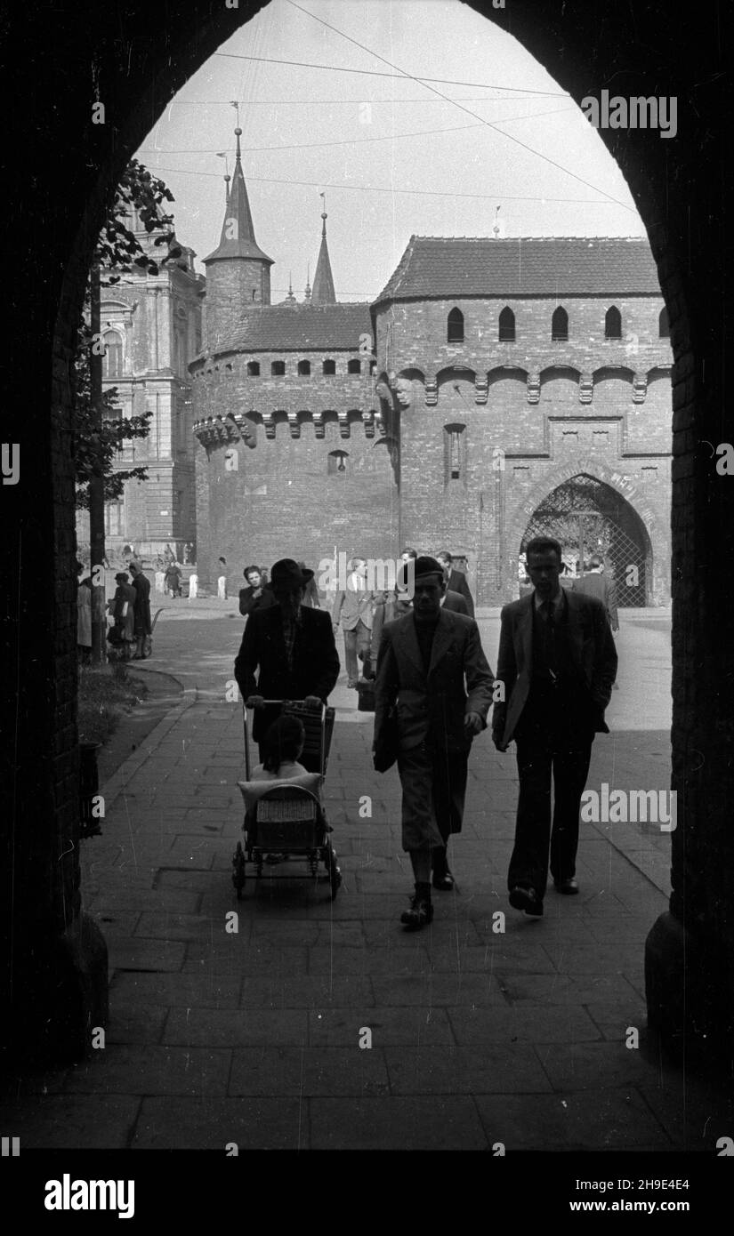 Kraków, 1947-10-08. Ludzie na ulicy Floriañskiej. W g³êbi Barbakan zwany równie¿ Rondlem, wybudowany na prze³omie XV i XVI con wb/gr PAP Cracovia, 8 ottobre 1947. Persone in via Florianska. Sullo sfondo il Barbican costruito alla fine del XV e XVI secolo. wb/gr PAP Foto Stock