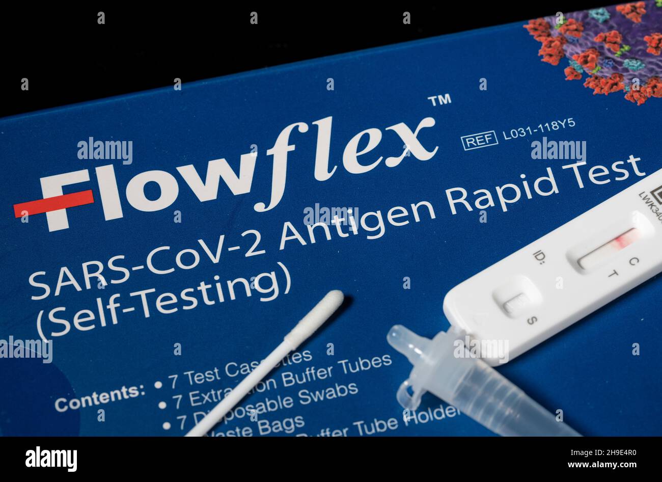 Morgantown, WV - 6 dicembre 2021: Scatola contenente l'autotest Flowflex Test dell'antigene Covid-19 con esito negativo per il coronavirus Foto Stock