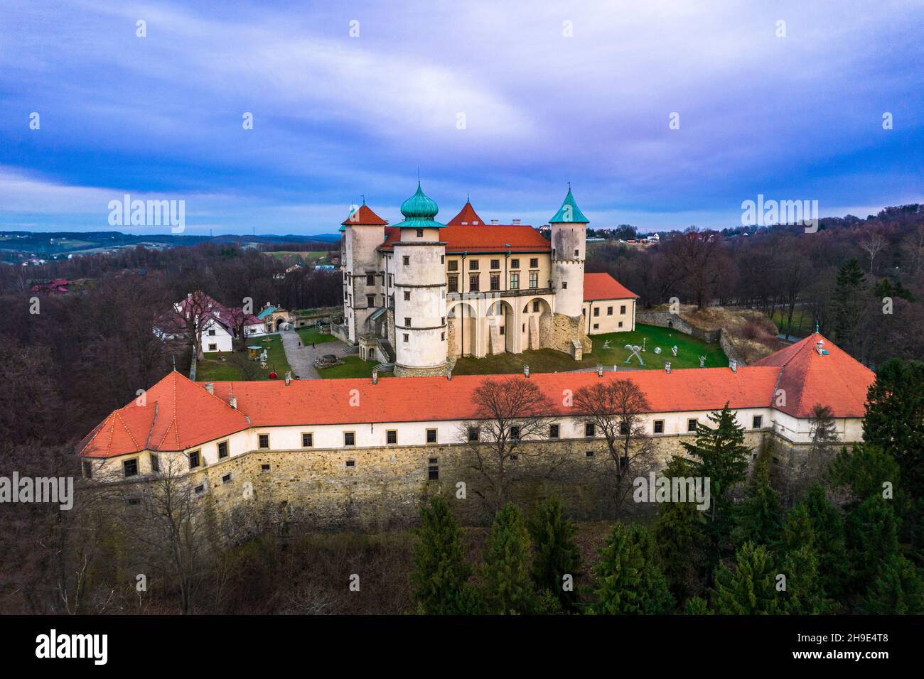 Castello a Nowy Wisnicz, Polonia minore. Vista aerea del drone. Foto Stock