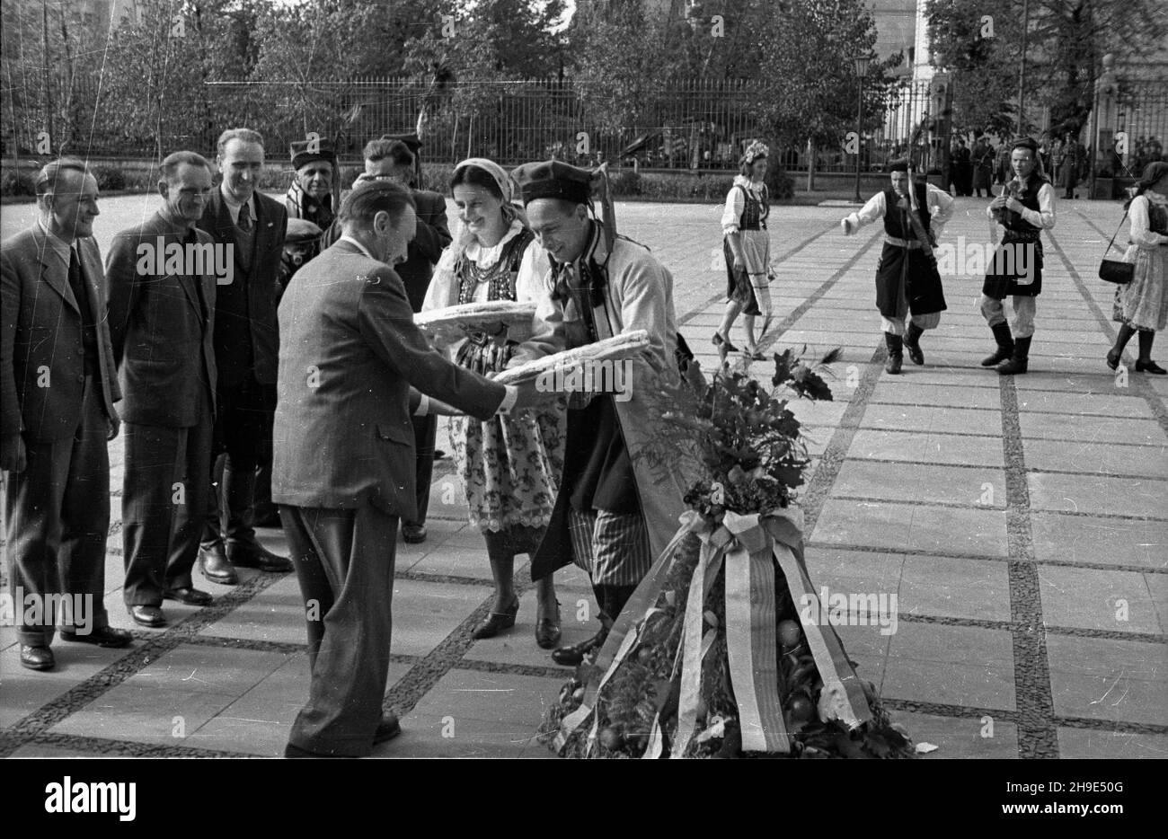 Warszawa, 1947-10-09. Delegacja do¿ynkowa krakowiaków i górali z wizyt¹ u prezydenta Boles³awa Bieruta w Belwederze. NZ. wrêczenie dwóch piernikowych serc prezydentowi Bierutowi wb/gr PAP Varsavia, 9 ottobre 1947. Una delegazione di Cracoviani e Highlanders del festival del raccolto visita il Presidente Boleslaw Bierut nel Palazzo Belvedere. Nella foto: Il presidente Bierut riceve due cuori di pan di zenzero. wb/gr PAP Foto Stock