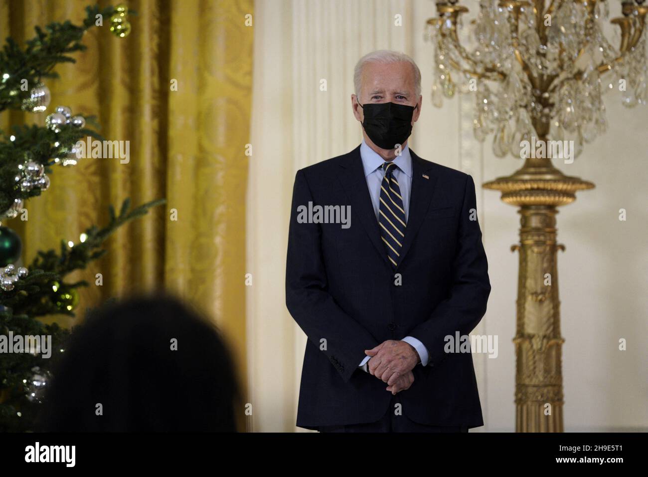 Il presidente degli Stati Uniti Joe Biden attende di fornire osservazioni sui costi delle droghe di prescrizione nella stanza orientale alla Casa Bianca a Washington il 1 dicembre 2021. Foto di Yuri Gripas/ABACAPRESS.COM Foto Stock