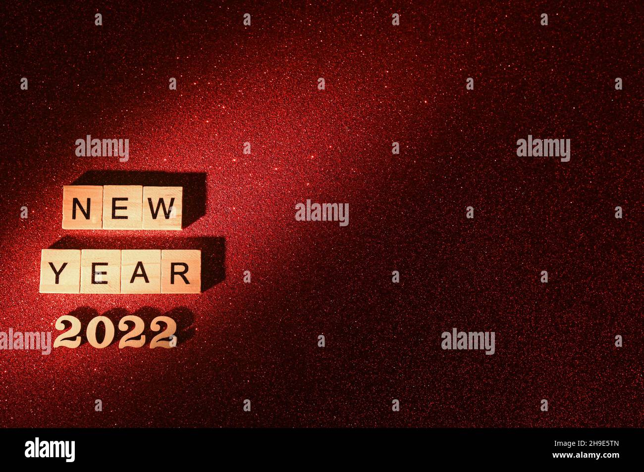 iscrizione su sfondo rosso con sequoie. 2022. anno nuovo Foto Stock
