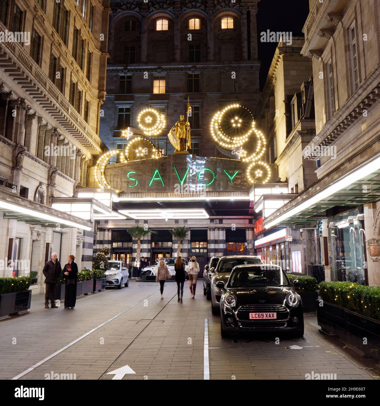 Londra, Grande Londra, Inghilterra, 04 2021 dicembre: Taxi Rank e l'ingresso alla Savoia a Natale di notte. Un hotel di lusso sullo Strand. Foto Stock