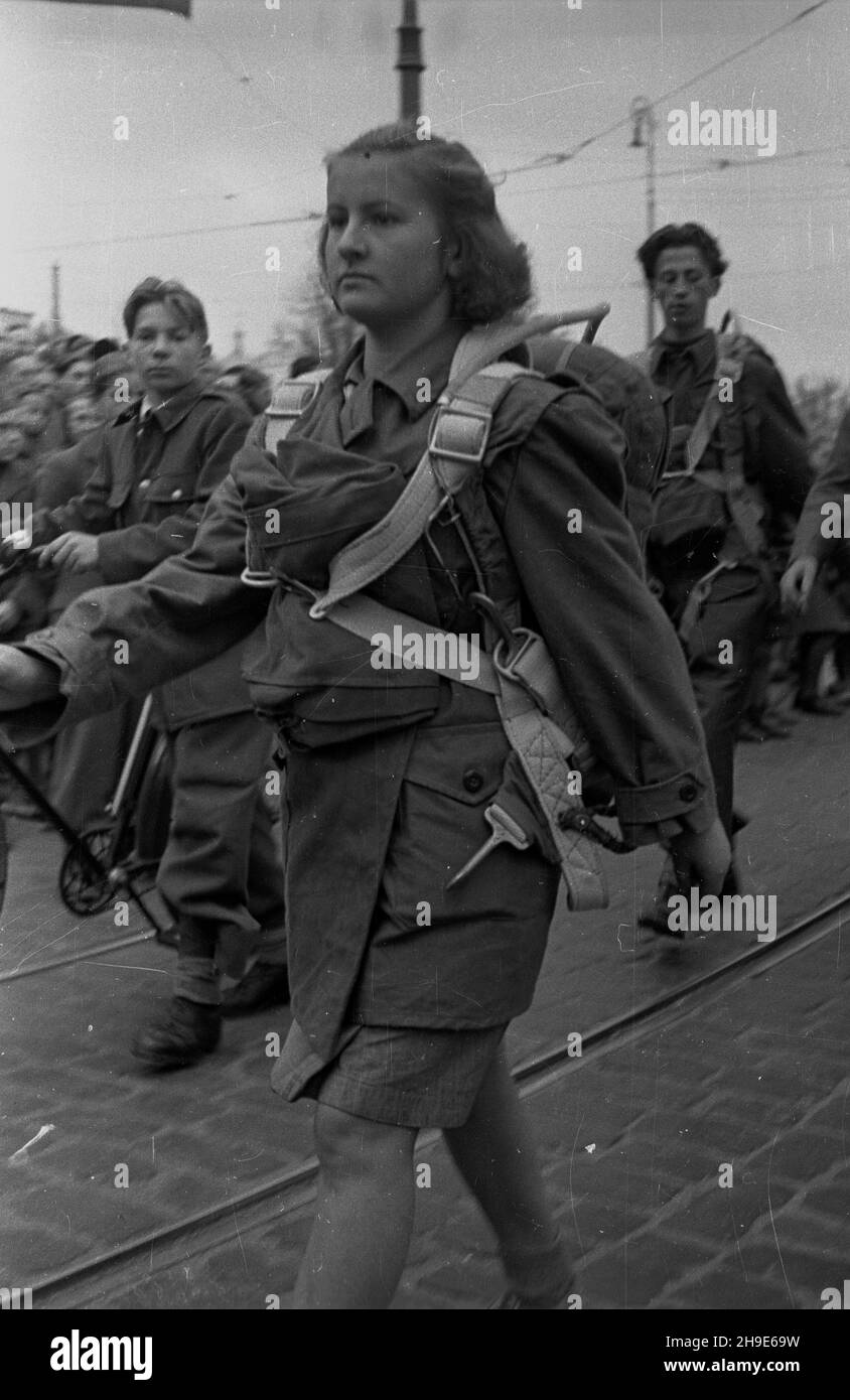 Warszawa, 1947-10-12. Inauguracja Tygodnia Ligi Lotniczej (12-19 paŸdziernika). Uroczystoœci pod pomnikiem Lotnika na placu Unii Lubelskiej. Przemarsz w pe³nym wyposa¿eniu lotniczym, ze spadochronami na plecach, lotników z Politechniki i Szko³y in¿ynierskiej im. Wawelberga przy cokole zniszczonego pomnika. wb/gr PAP Varsavia, 12 ottobre 1947. Inaugurazione della settimana della Lega Aviazione (12-19 ottobre). Cerimonie presso il monumento pilota in Piazza Unii Lubelskiej. Nella foto: I piloti dell'Università tecnica di Varsavia e dell'Università di Ingegneria di Wawelberg marcheranno con l'attrezzatura completa dal piedistallo di Foto Stock