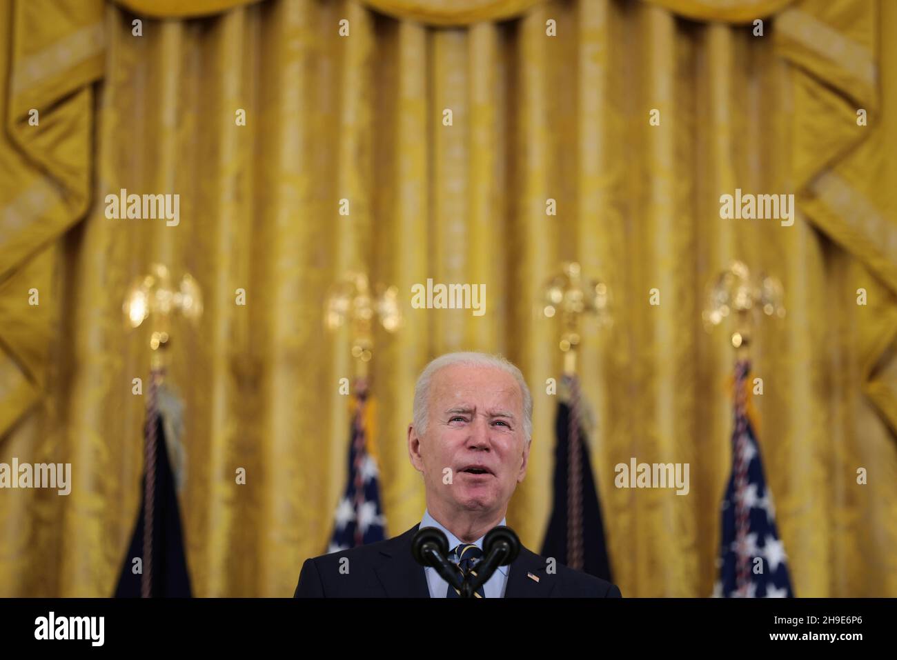 Bethesda, Stati Uniti. 06 dicembre 2021. Il Presidente Joe Biden ha commentato la riduzione dei costi dei farmaci soggetti a prescrizione medica nella stanza Est alla Casa Bianca il 6 dicembre 2021 a Washington, DC. (Foto di Oliver Contreras/Sipa USA) Credit: Sipa USA/Alamy Live News Foto Stock