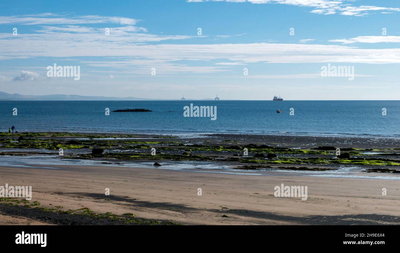 Carri petroliferi e navi nel Firth of Forth, visto dal Fife Coastal Path vicino a Kirkcaldy, Scozia. Foto Stock