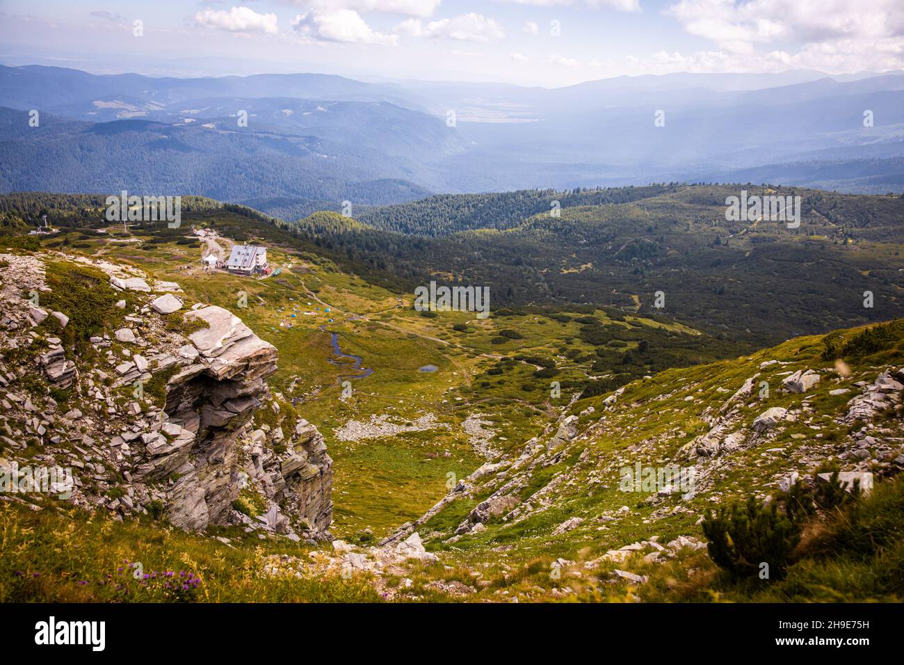 Bellissimo paesaggio di una collina a Rila montagna, Bulgaria. Caldo giorno d'autunno soleggiato. Famoso sentiero escursionistico in Bulgaria. Foto di alta qualità Foto Stock