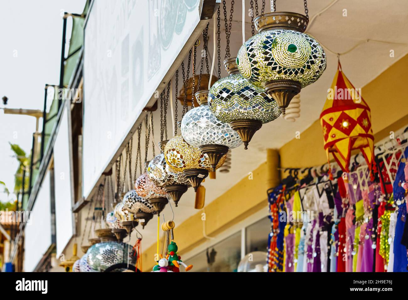 Lampada a mosaico tradizionale turca o marocchina. Lampada colorata in  vetro colorato nel negozio di souvenir Foto stock - Alamy