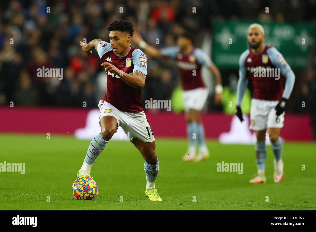 Birmingham, Regno Unito. 05 dicembre 2021. Ollie Watkins di Aston Villa in azione. Premier League Match, Aston Villa / Leicester City at Villa Park di Birmingham domenica 5 dicembre 2021. Questa immagine può essere utilizzata solo per scopi editoriali. Solo per uso editoriale, licenza richiesta per uso commerciale. Nessun uso in scommesse, giochi o un singolo club/campionato/player pubblicazioni. pic di Andrew Orchard/Andrew Orchard sport fotografia/Alamy Live news credito: Andrew Orchard sport fotografia/Alamy Live News Foto Stock