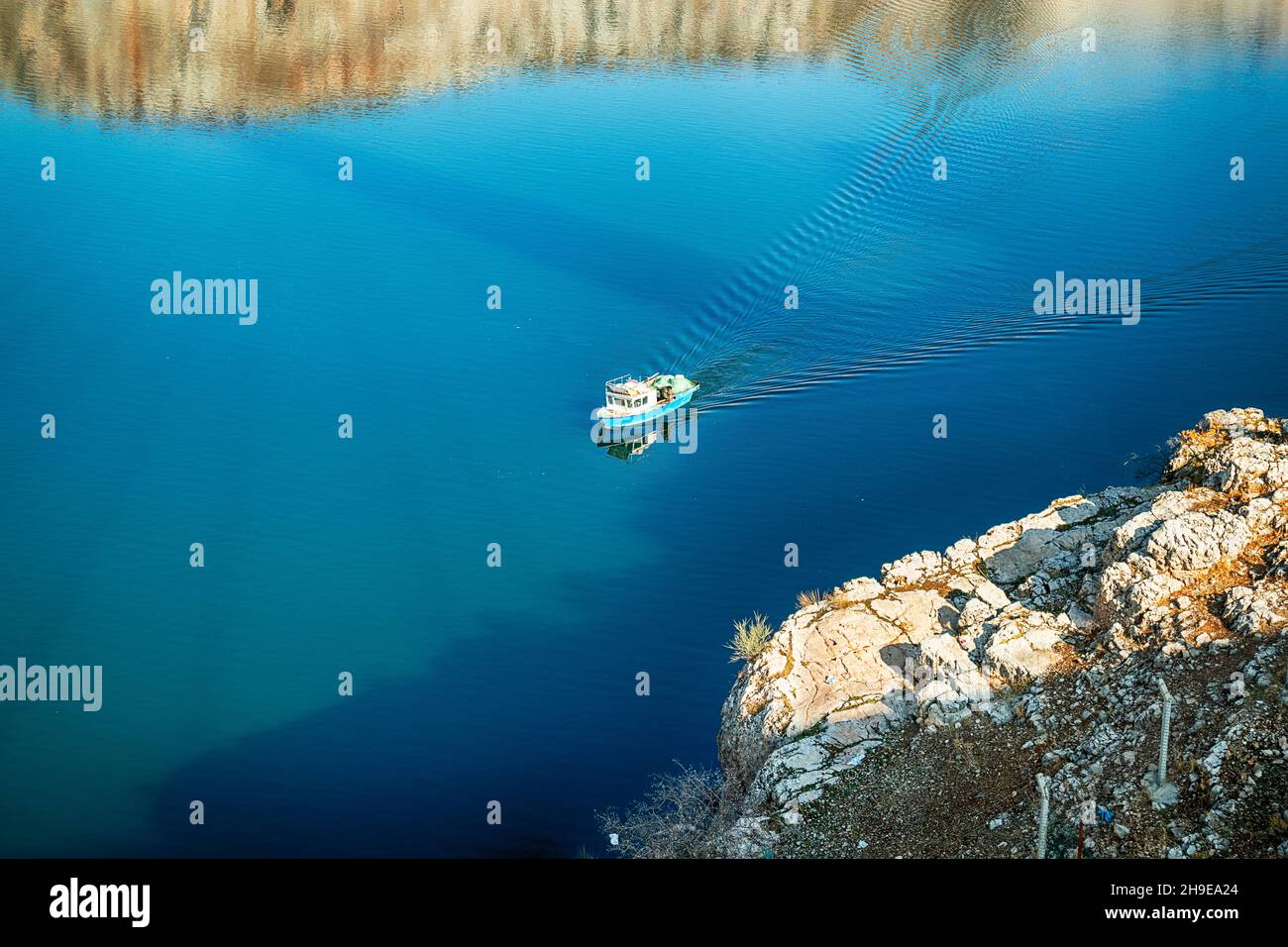 Vista sul fiume Eufrate in Turchia vicino alla diga Ataturk. Insieme al Tigri, l'Eufrate è uno dei due fiumi che definiscono la Mesopotamia. Foto Stock