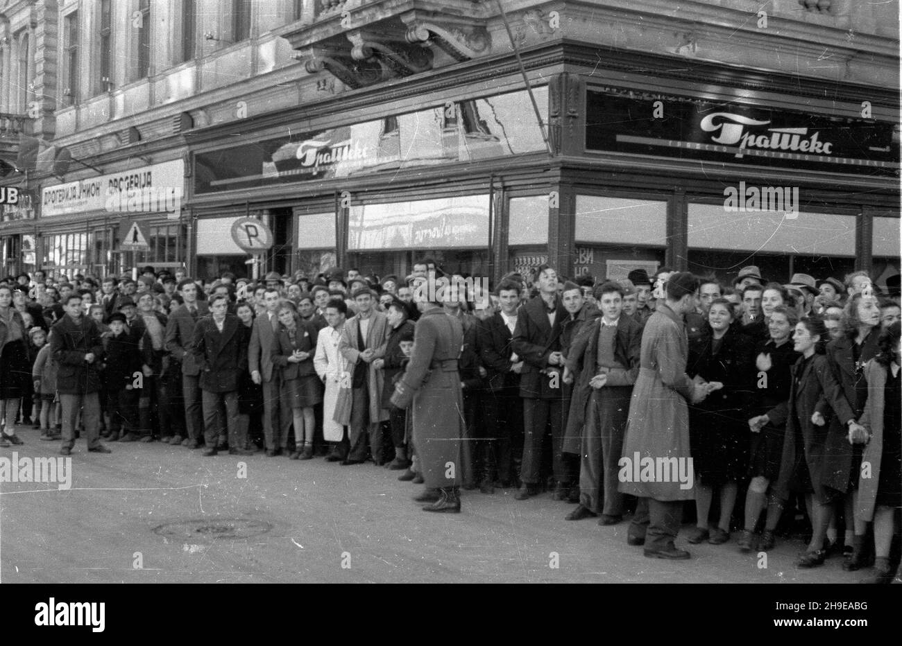 Jugos³awia, Belgrad, 1947-10-18. Wizyta prezydenta Rzeczypospolitej Polskiej, Boles³awa Bieruta w Jugos³awii w dniach 18 - 26 paŸdziernika. NZ. mieszkañcy Belgradu na trasie przejazdu delegacji polskiej. kw PAP/Jerzy Baranowski Jugoslavia, Belgrado, 18 ottobre 1947. Visita del Presidente della Repubblica di Polonia in Jugoslavia dal 18 al 26 ottobre. Nella foto: Residenti Blegrade sulla rotta della delegazione polacca. kw PAP/Jerzy Baranowski Foto Stock