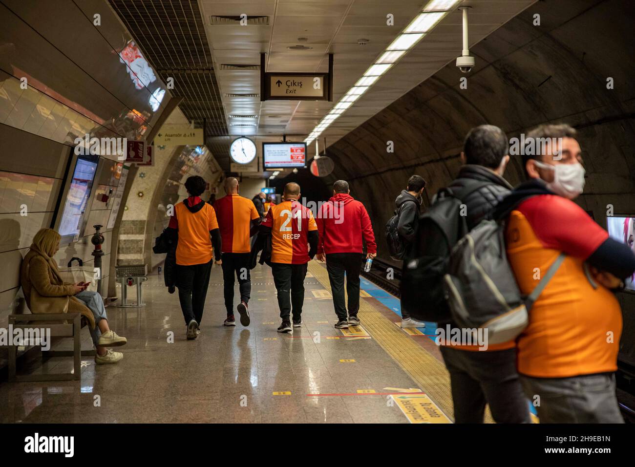 Immagini della metropolitana dei fan di Galatasaray prima della partita Foto Stock