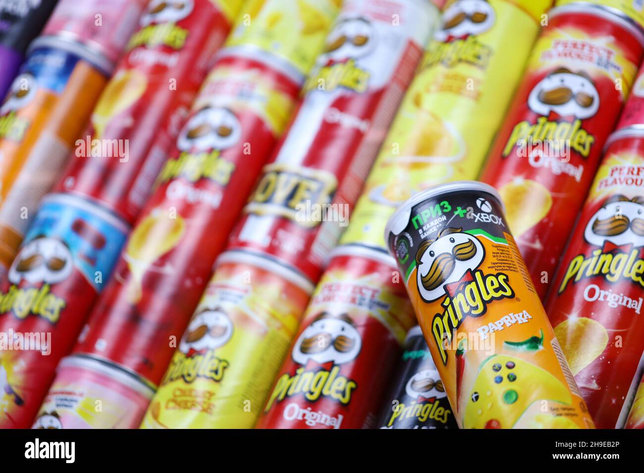 KHARKOV, UCRAINA - 30 MARZO 2021: Molti cilindri Pringles chips scatole con varios colori e sapori. Marchio americano di patatine a base di patate impilabili Foto Stock