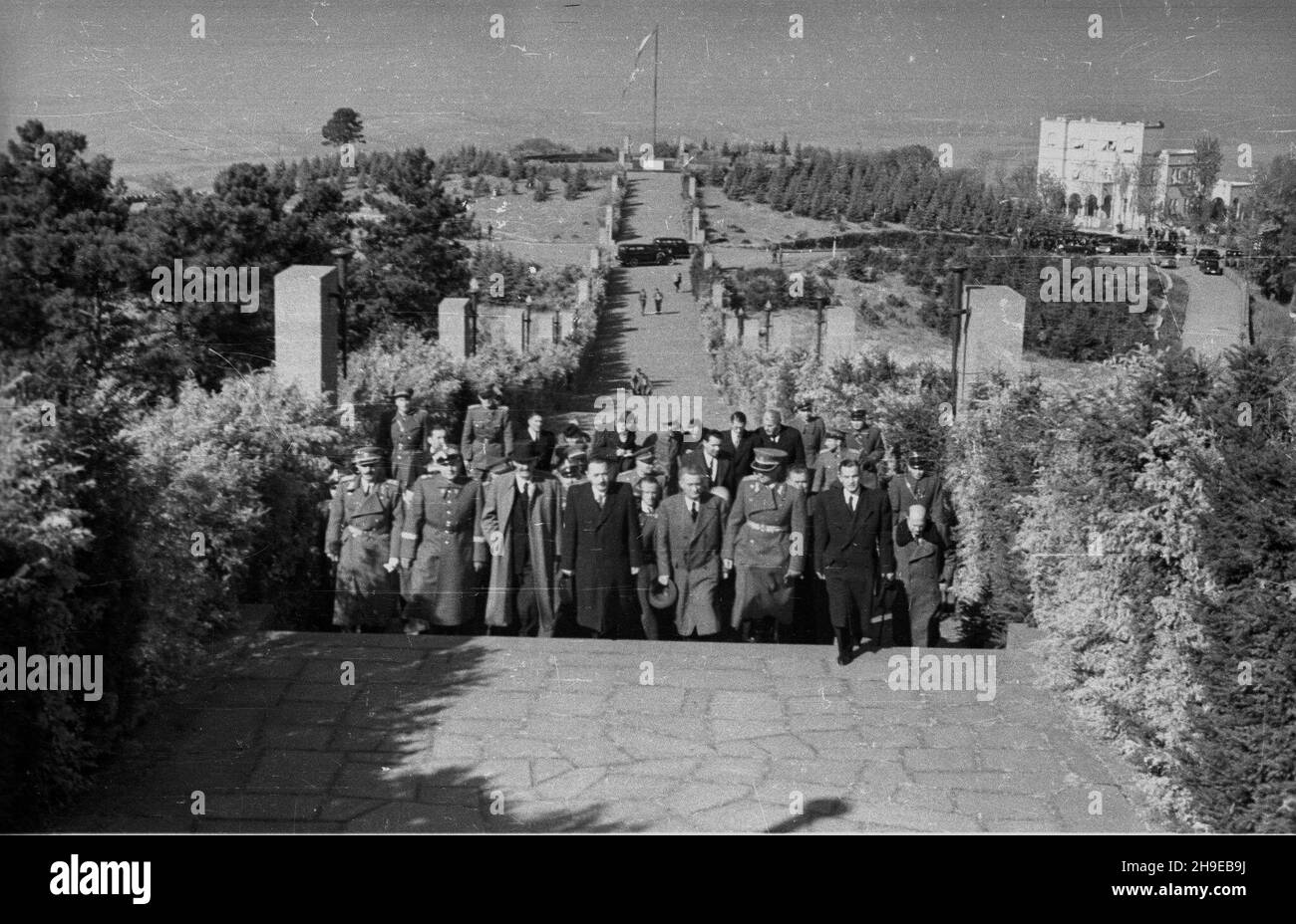 Jugos³awia, Belgrad, 1947-10-19. Polska delegacja przebywaj¹ca w Jugos³awii w dniach 18 - 26 paŸdziernika, z³o¿y³a wieñce na Grobie Nieznanego ¯o³nierza na wzgórzu Avala ko³o Belgradu. NZ. cz³onkowie delegacji polskiej: m.in. prezydent Boles³aw Bierut (4L) oraz marsza³ek Micha³ Rola ¯ymierski (2L) w drodze do Grobu Nieznanego ¯o³nierza. kw PAP/Jerzy Baranowski Jugoslavia, Belgrado, 19 ottobre 1947. Una delegazione polacca in visita in Jugoslavia il 18 ottobre 26 ha deposto delle corone presso la Tomba al Milite Ignoto sulla collina di Avala, vicino Belgrado. Nella foto: Membri della delegazione polacca resi Foto Stock