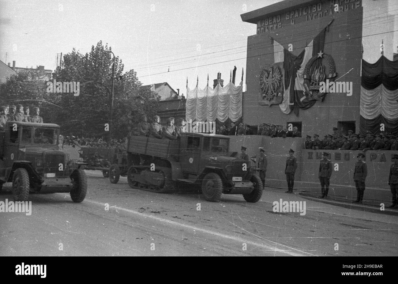 Jugos³awia, Belgrad, 1947-10-19. Wizyta prezydenta Rzeczypospolitej Polskiej, Boles³awa Bieruta w Jugos³awii w dniach 18 - 26 paŸdziernika. defilada wojskowa w rocznicê wyzwolenia Belgradu. kw PAP/Jerzy Baranowski Jugoslavia, Belgrado, 19 ottobre 1947. Visita del Presidente della Repubblica di Polonia in Jugoslavia dal 18 al 26 ottobre. Nella foto: La parata militare che segna l'anniversario della liberazione di Belgrado. kw PAP/Jerzy Baranowski Foto Stock