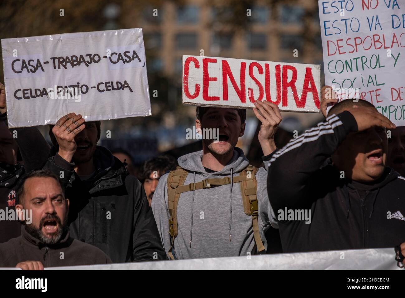 Barcellona, Spagna. 06 dicembre 2021. Durante la dimostrazione, i manifestanti di passaporto anti-vaccino e anti-Covid tengono dei cartelli.circa 200 persone che si oppongono alle misure sanitarie contro la pandemia del Covid hanno dimostrato nel centro di Barcellona di respingere la vaccinazione e il passaporto del Covid per essere vittime di manipolazioni sociali. (Foto di Paco Freire/SOPA Images/Sipa USA) Credit: Sipa USA/Alamy Live News Foto Stock