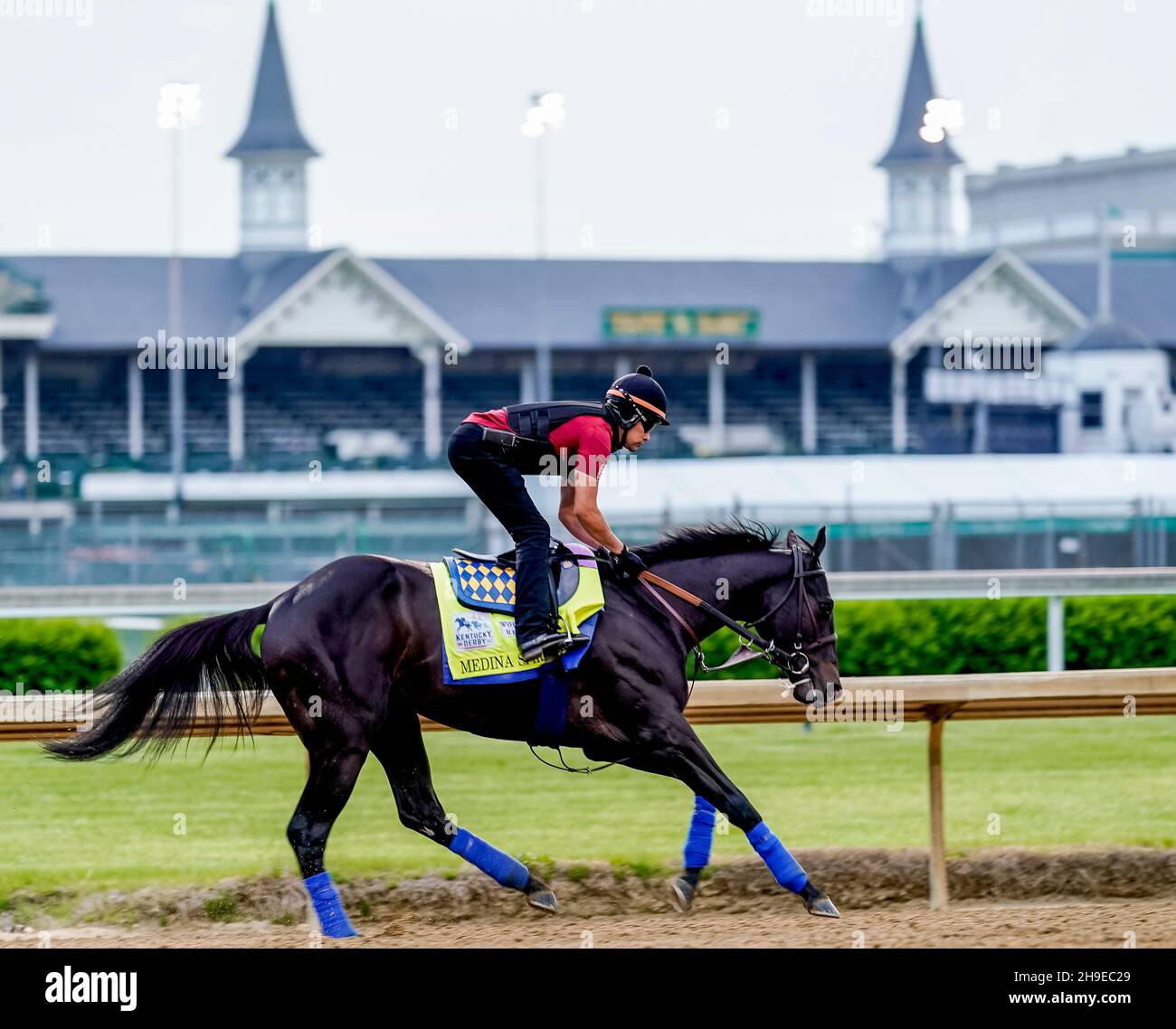 Louisville, Stati Uniti. 28 aprile 2021. 28 aprile 2021, Louisville, KY, USA: 28 aprile, 2021: Medina Spirit, addestrato dall'addestratore Bob Baffert, esercitazioni in preparazione per il Derby del Kentucky a Churchill Downs il 29 aprile 2021 a Louisville, Kentucky. (Foto di Scott Serio/Eclipse Sportswire/CSM/Sipa USA) Credit: Sipa USA/Alamy Live News Foto Stock