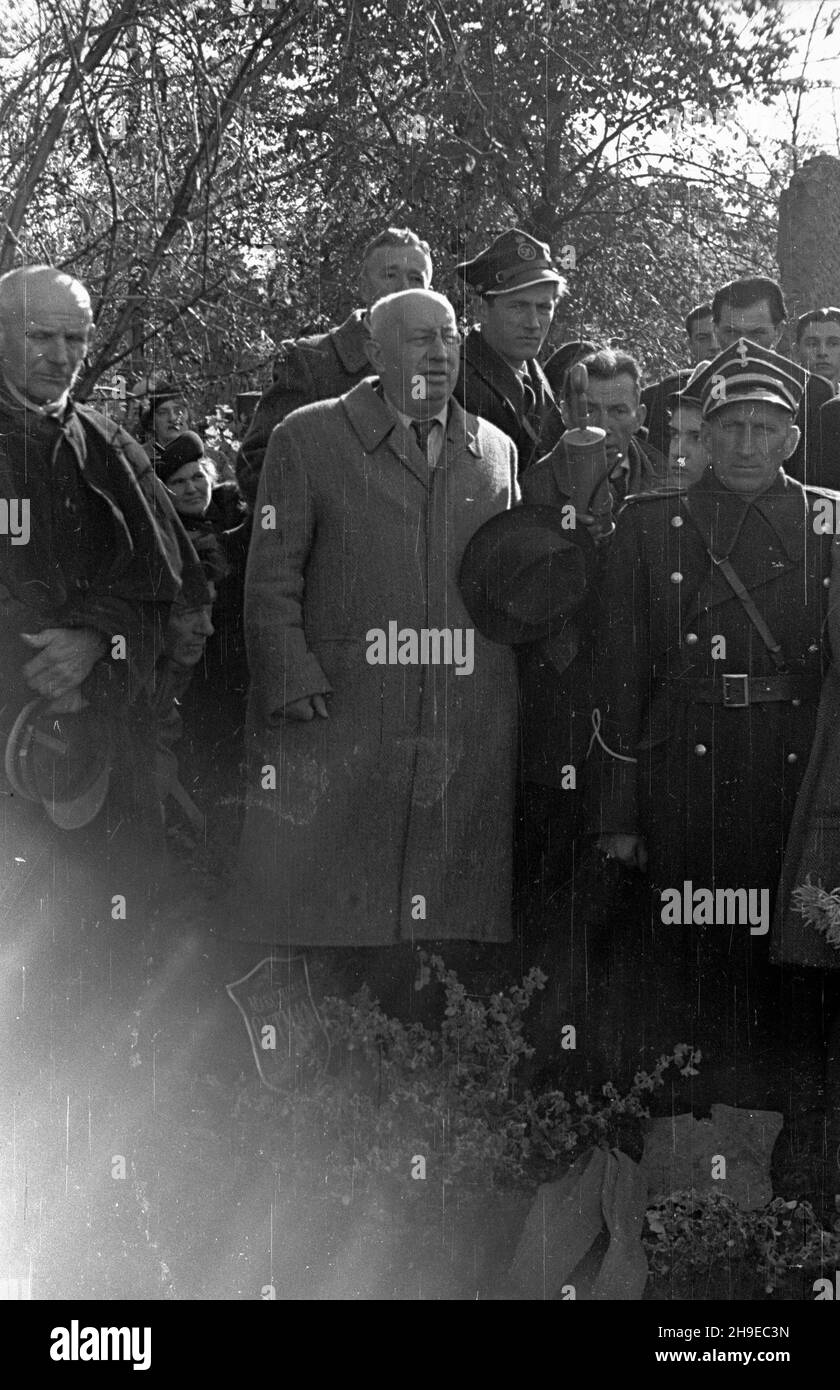 Warszawa, 1947-10-25. Pogrzeb na cmentarzu Pow¹zkowskim prezesa Zarz¹du G³ównego Zwi¹zku Zawodowego Dziennikarzy Józefa Wasowskiego. mowa po¿egnalna nad trumn¹ zmar³ego. ps/gr PAP Varsavia, 25 ottobre 1947. Funerale del capo del consiglio di amministrazione del sindacato dei giornalisti Jozef Wasowski al cimitero di Powazki. Nella foto: Discorso di addio sulla bara. ps/gr PAP Foto Stock