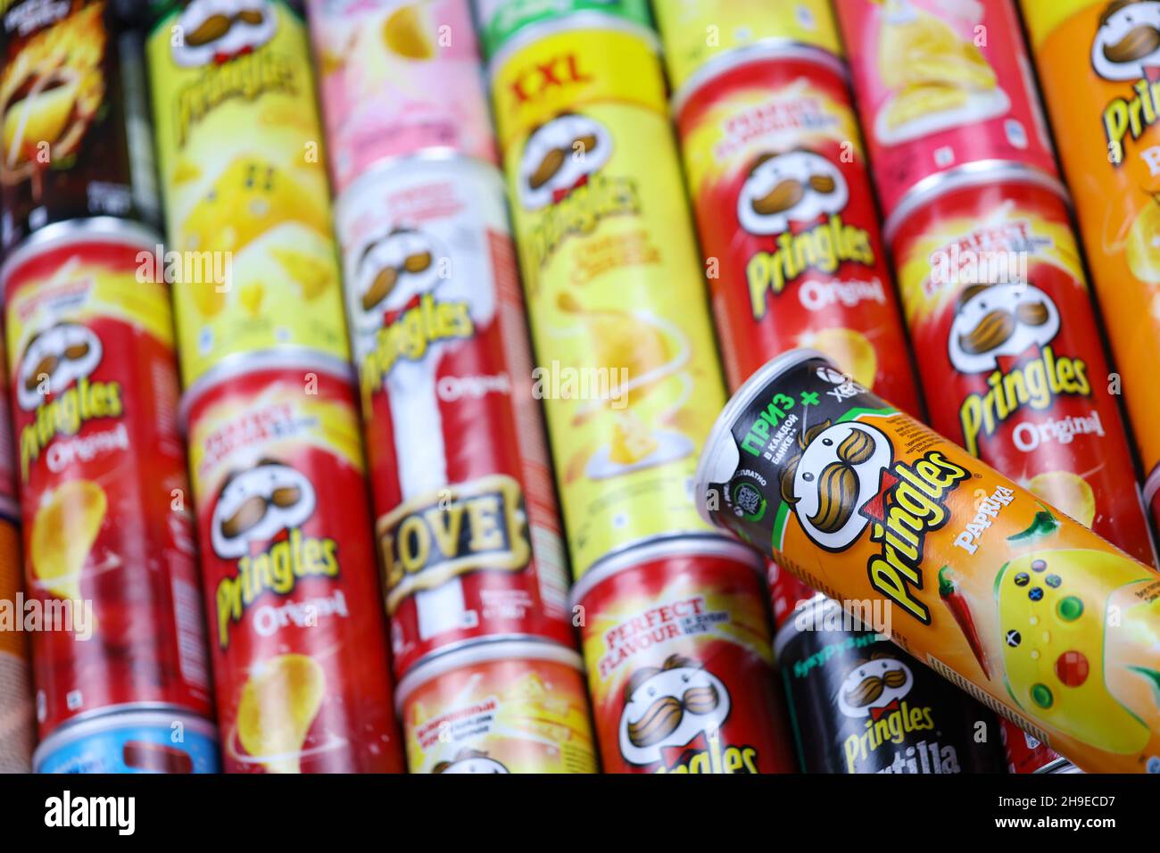 KHARKOV, UCRAINA - 30 MARZO 2021: Molti cilindri Pringles chips scatole con varios colori e sapori. Marchio americano di patatine a base di patate impilabili Foto Stock