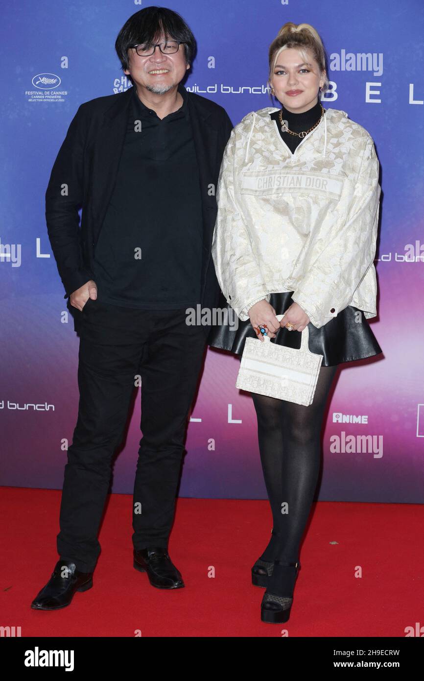 Mamoru Hosoda e Louane sono presenti alla Belle Premiere, tenutasi al Grand Rex di Parigi, in Francia, il 06 dicembre 2021. Foto di Jerome Domine/ABACAPRESS.COM Foto Stock