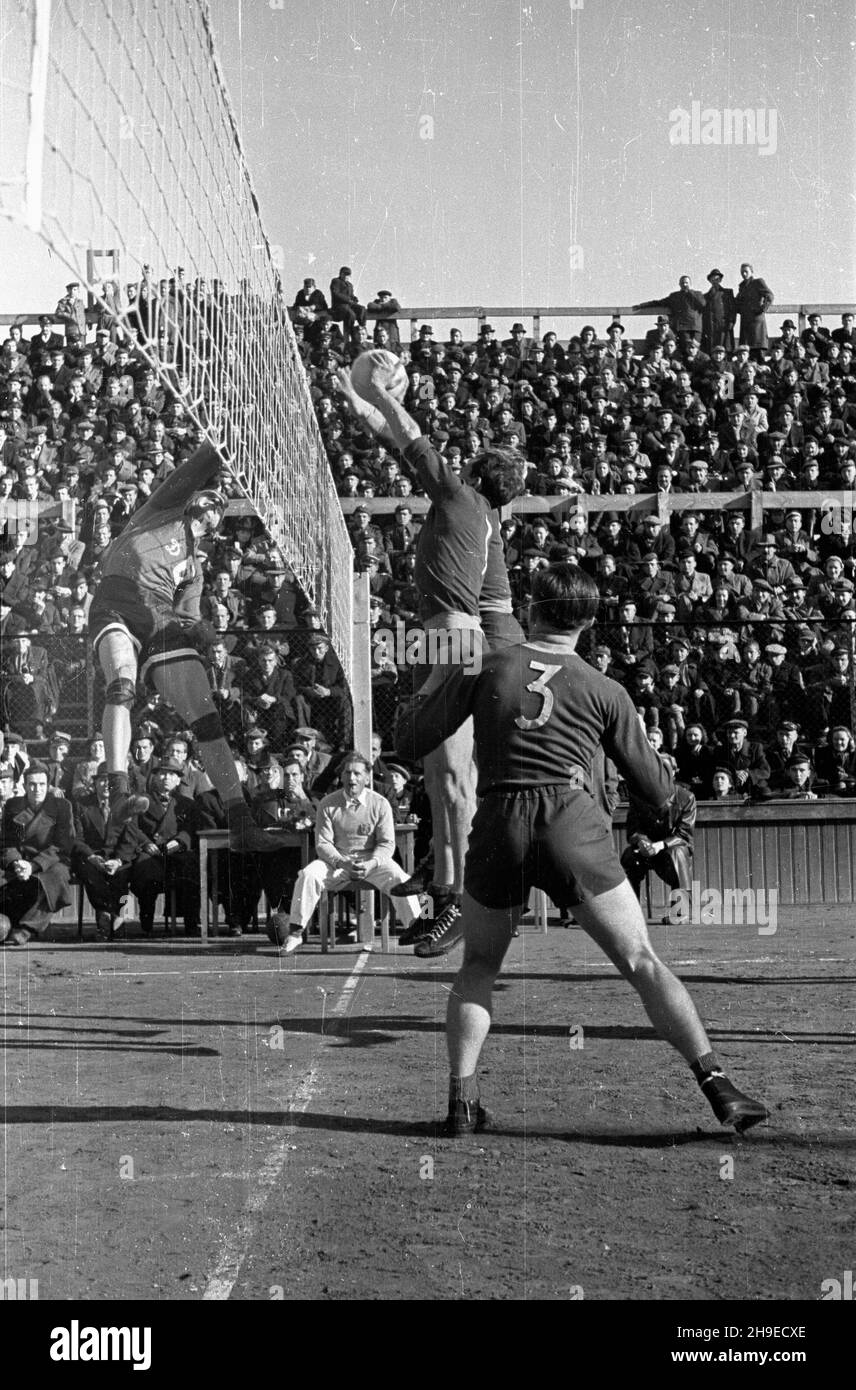 Warszawa, 1947-10-26. Mecz siatkarski Dynamo Moskwa - AZS Warszawa na centralnym korcie Legii przy ul. Myœliwieckiej. NZ. Walka przy siatce zawodników Dynama (z lewej) i AZS-u. ps/gr PAP Varsavia, 26 ottobre 1947. Una partita di pallavolo Dynamo Mosca - AZS Warszawa in un campo centrale dello stadio Legia in via Mysliwiecka. Nella foto: Dinamo (a sinistra) e AZS giocatori che combattono in rete. ps/gr PAP Foto Stock