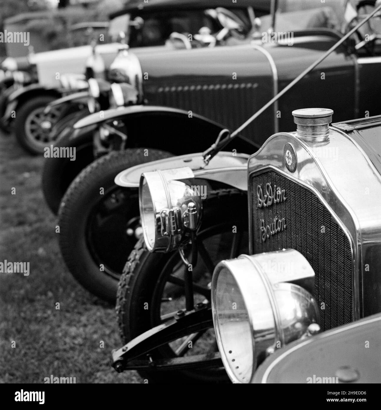 Le auto Oldtimer si sono allineate su un prato Foto Stock
