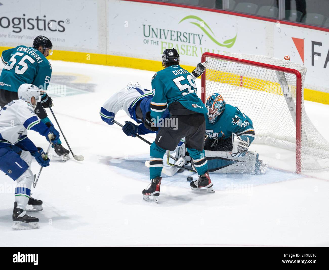 5 dicembre 2021, Abbotsford Canucks vince in grande contro la Barracuda di San Jose in una partita del 5-2 ad Abbotsford, BC, Canada. Foto Stock