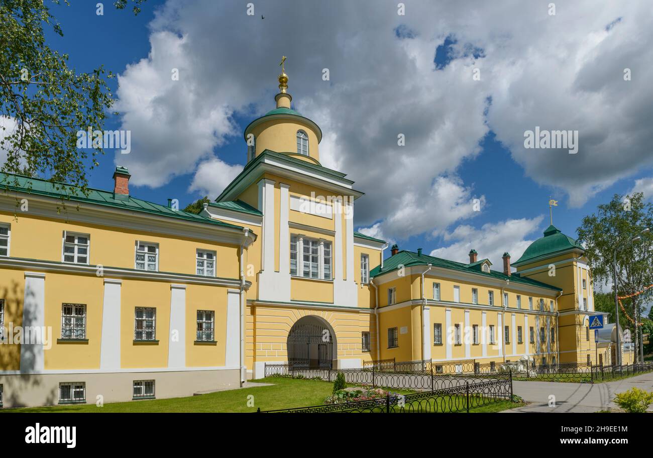 Porta Santa del Sud e Chiesa sopra le porte di Mitrofan Vescovo di Voronezh per intercessione (Pokrovsky) Monastero di Khotkovo, Regione di Mosca, Russia. Foto Stock