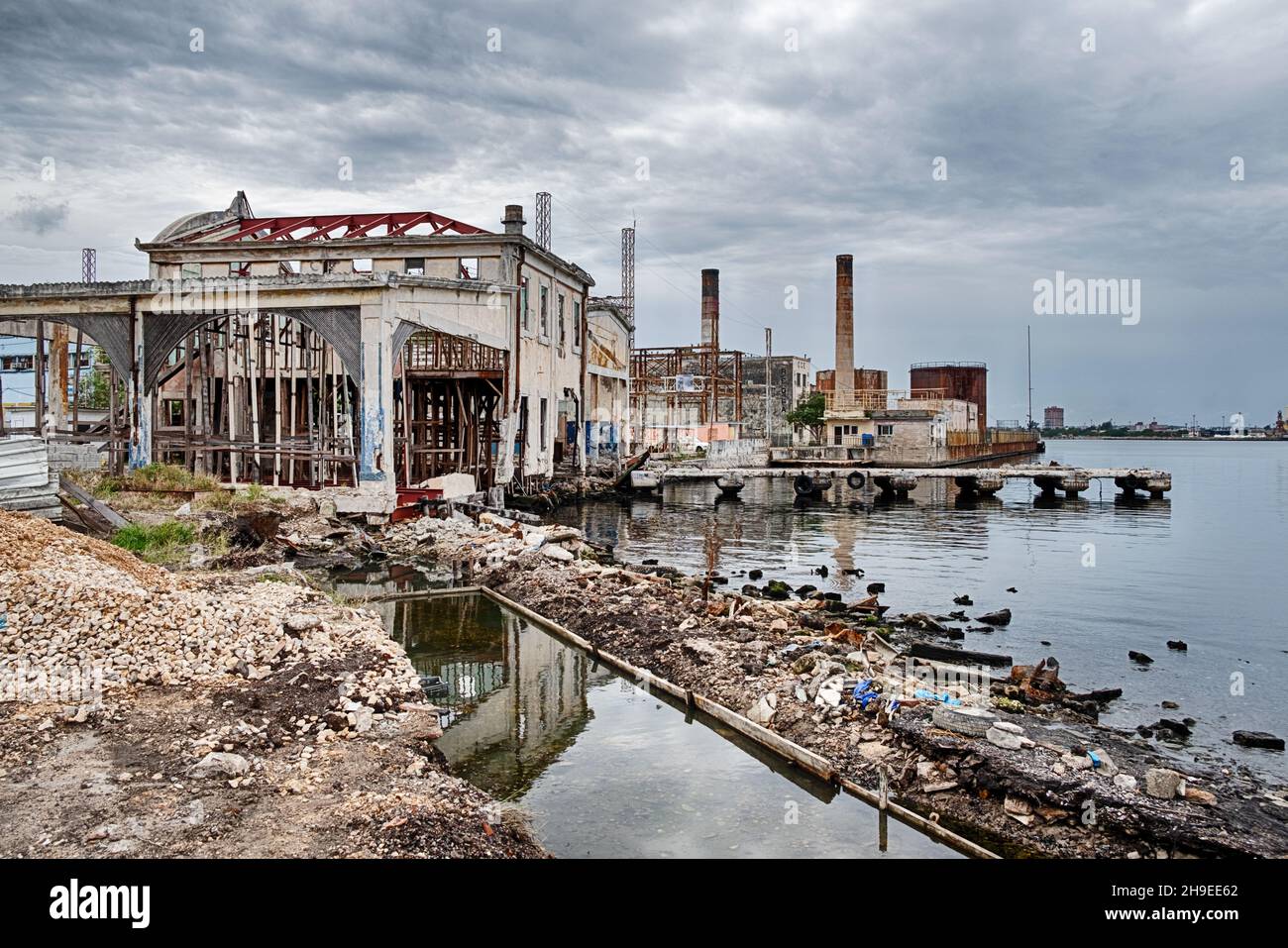 Una vecchia fabbrica in rovina a Regla si trova sul litorale del porto dell'Avana a Cuba. Foto Stock