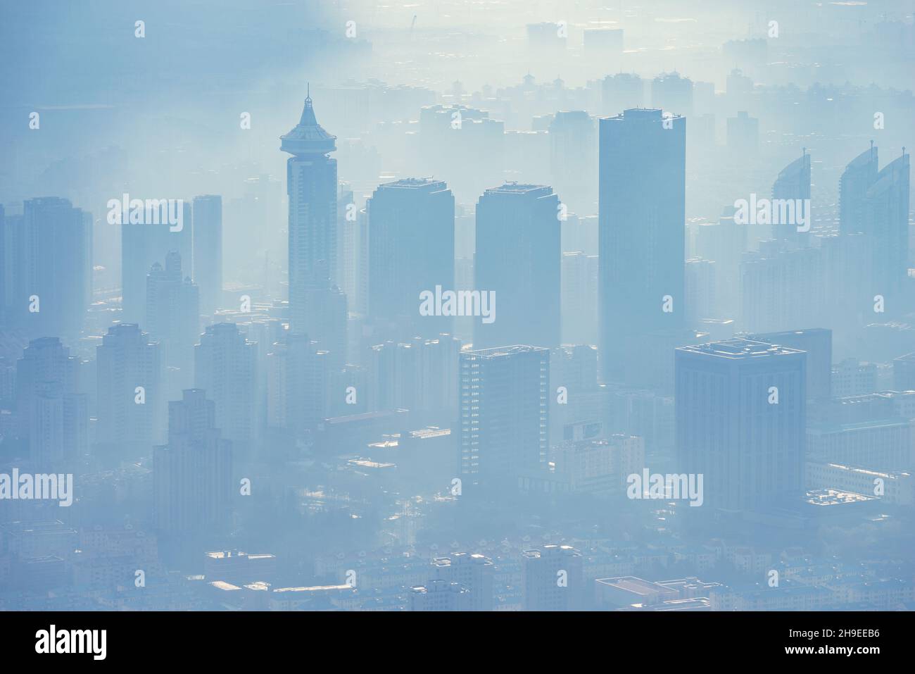 Aria polverosa e sporca sopra il centro della città al mattino. Shanghai. Cina. Foto Stock