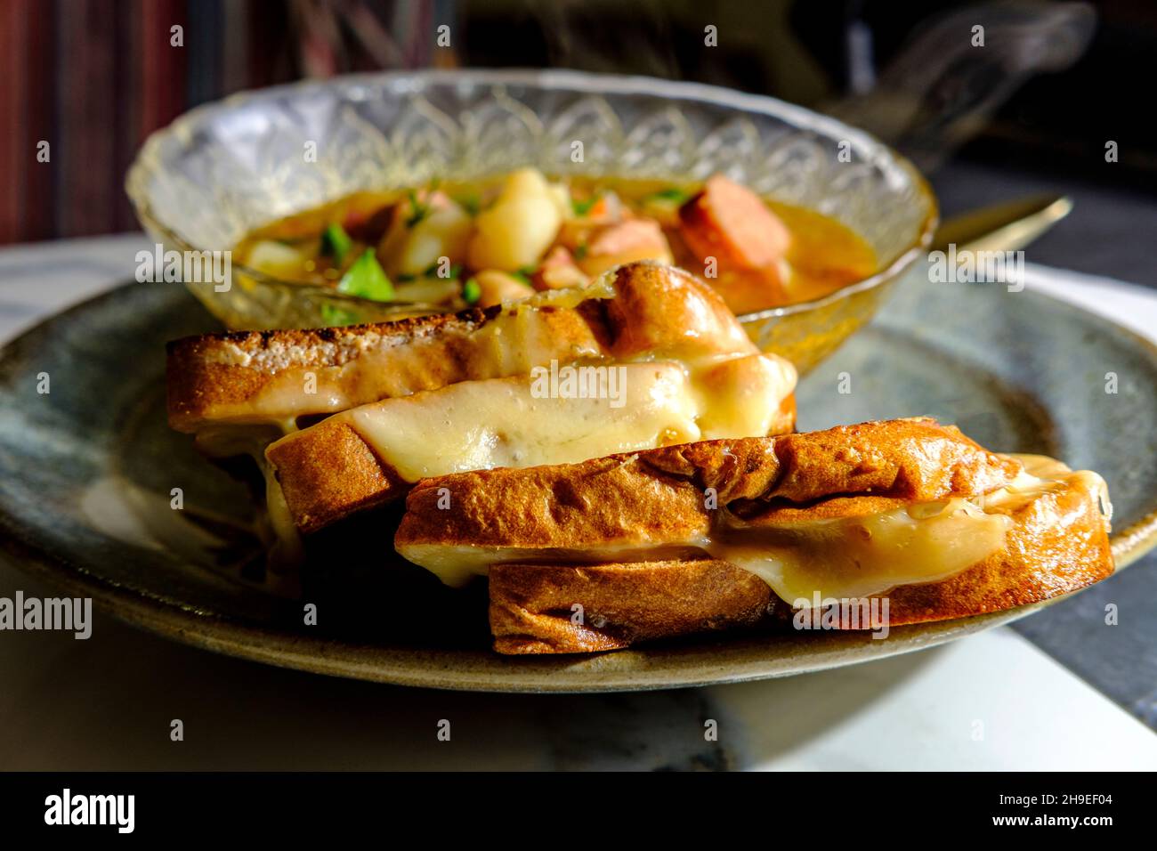 Zuppa di prosciutto e fagiolo con salsiccia di kielbasa e panini con formaggio alla griglia gouda Foto Stock