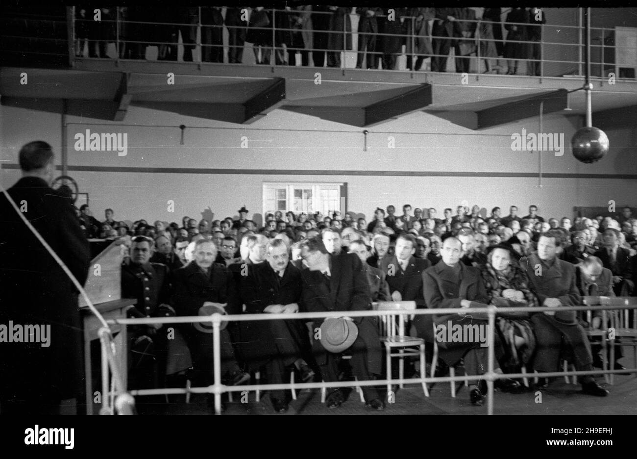 Warszawa, 1947-11. Pañstwowy Instytut Elektrotechniczny przy Politechnice Warszawskiej w al. Niepodleg³oœci. W po³owie listopada otwardo tu Halê Najwy¿szych Napiêæ i Laboratoriów. nz. ministro komunikacji Jan Rabanowski przemawia podczas cerimonii otwarcia obiektu. W pierwszym rzêdzie m.in. Rektor Politechniki Edward Warcha³owski (2L), ministro przemys³u i handlu Hilary MiNC (3L). bk/mgs PAP Dok³adny dzieñ wydarzenia nieustalony. Varsavia, novembre 1947. Università della tecnologia di Varsavia in via Niepodleggosci. La sala Laboratories e la tensione extra-alta (ehv) sono state aperte a metà novembre. PICT Foto Stock