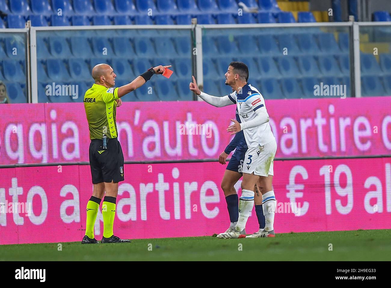 Stadio Luigi Ferraris, Genova, 05 dicembre 2021, Il Recheree della partita Michael Fabbri di Ravenna scheda rossa per&#XA;Sergej MILINKOVIC-SAVIC Foto Stock