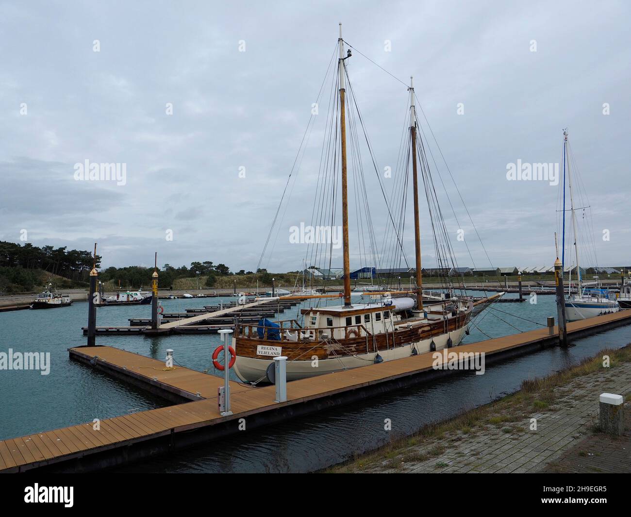 Classico yacht a vela in legno nel moderno porto turistico di Oost-Vlieland, Frisia, Paesi Bassi Foto Stock