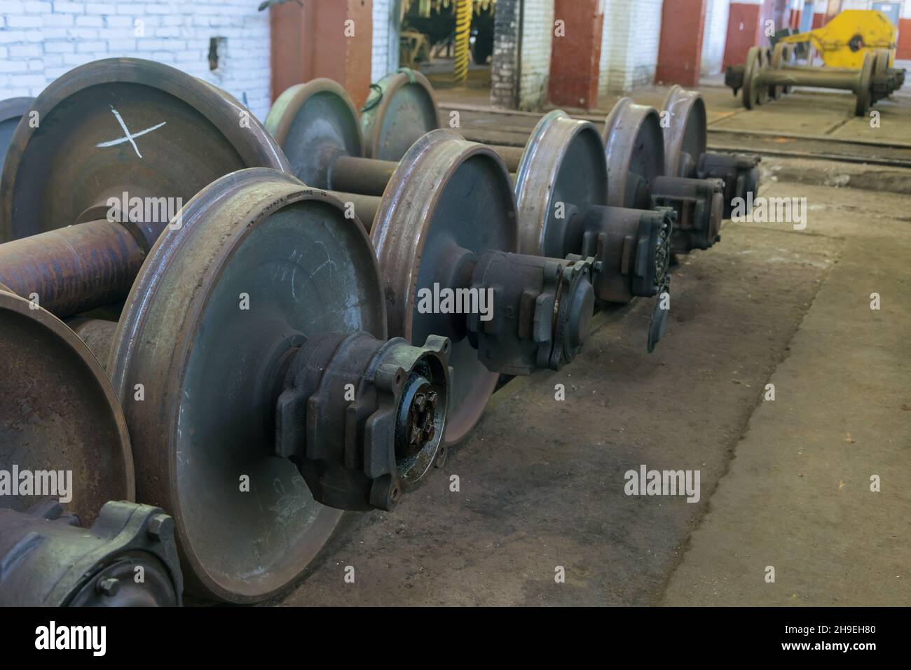 Riparazione e restauro di ruote con stazioni ferroviarie Foto Stock