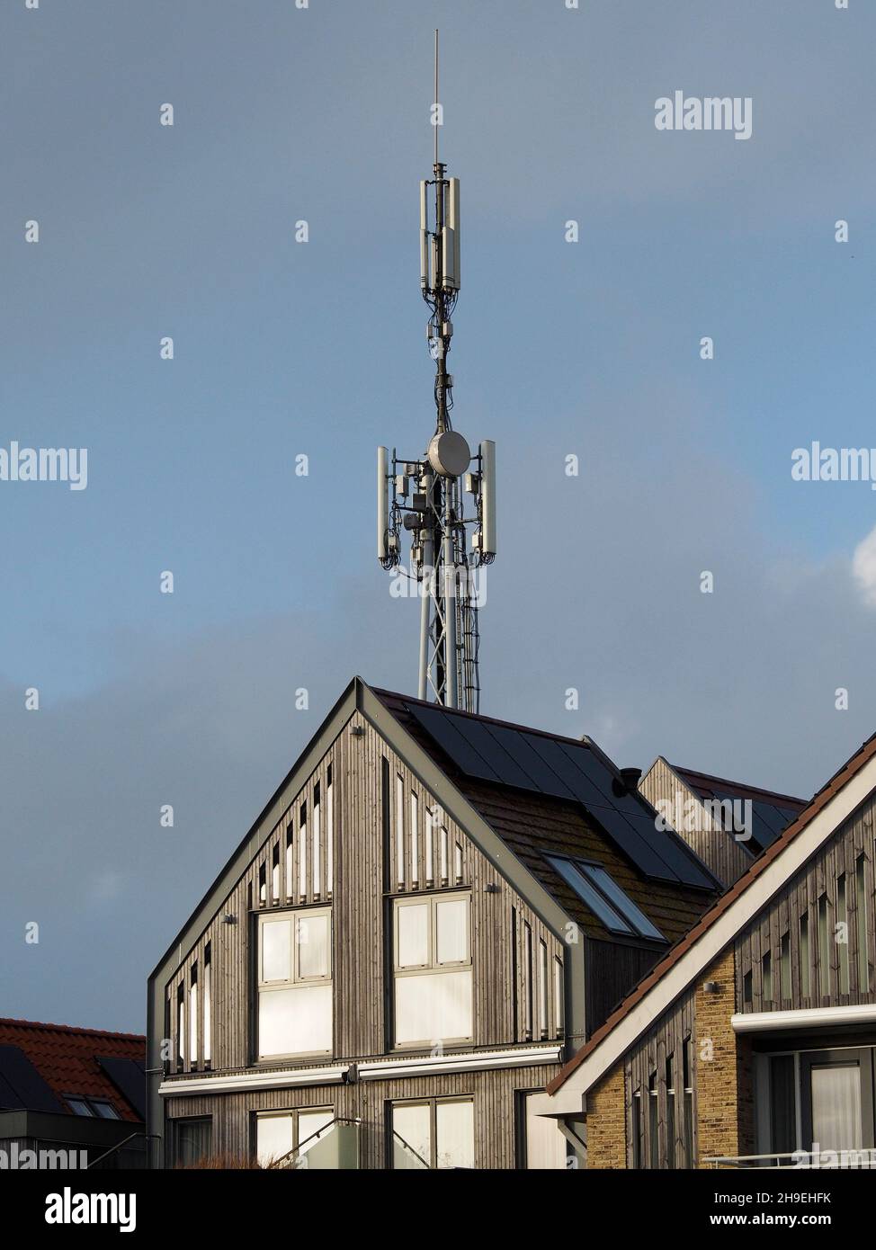 Serie di antenne per cellulari nel villaggio di Oost-Vlieland, isola di Vlieland, Paesi Bassi Foto Stock