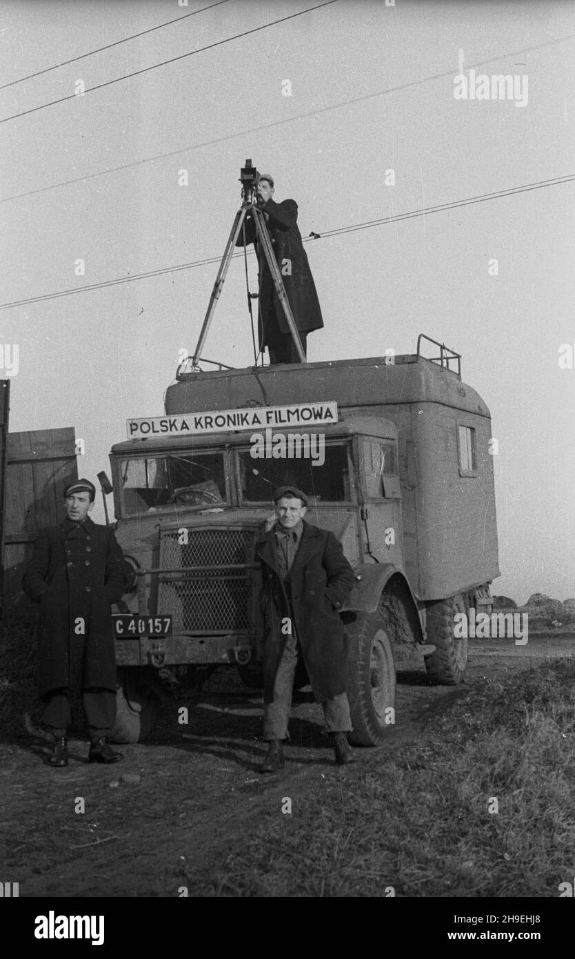 Polska, 1947-11. Okolice Wa³brzycha. Operatore Polskiej Kroniki Filmowej na dachu wozu filmowego. bk/mgs PAP Dok³adny dzieñ wydarzenia nieustalony. Polonia, novembre 1947. Nella regione di Walbrzych. Polacca newsreel cameraman sul tetto di un'auto. bk/mgs PAP Foto Stock