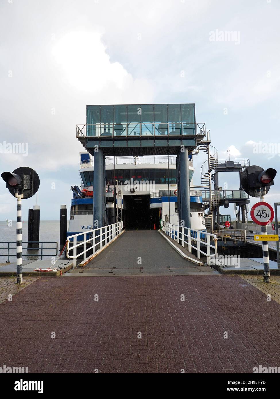 La rampa del traghetto dall'isola di Vlieland a Harlingen, Frisia, Paesi Bassi. Il viaggio sopra il mare poco profondo di Wadden dura circa 90 minuti. Foto Stock