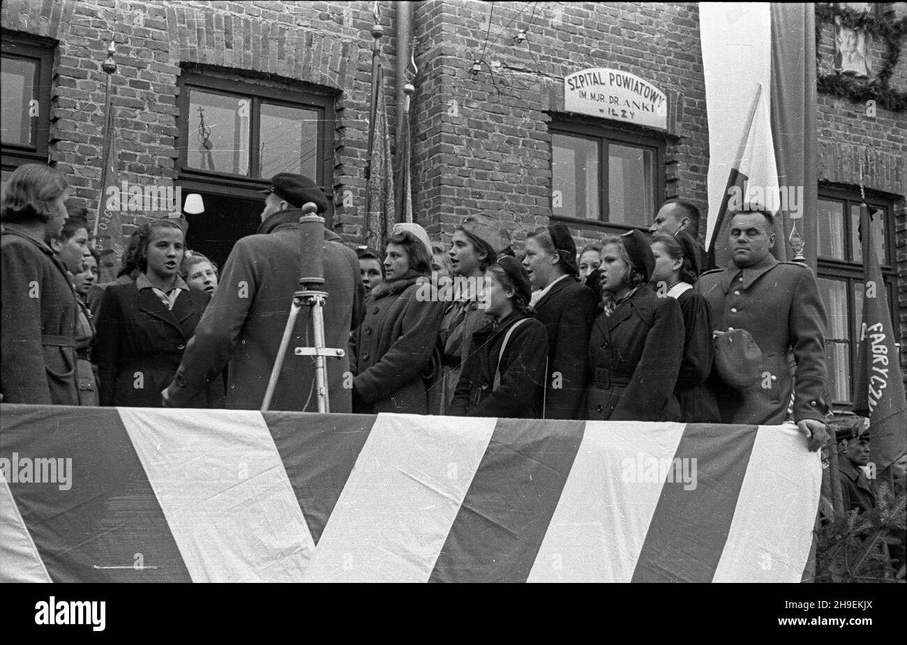 I³¿a, 1947-11-02. Uroczystoœæ nadania szpitalowi imienia Heleny Wolf (doktor Anki), lekarki i ¿o³nierza Armii Ludowej poleg³ej w walce z Niemcami. wystêp chóru dziewczêcego pz. NZ. ps/gr PAP Ilza, 2 settembre 1947. La cerimonia di nomina di un ospedale locale dopo Helena Wolf (medico Anka), il medico dell'esercito popolare e soldato che cadde mentre combattevano i tedeschi. Nella foto: Canzoni cantate da un coro di bambini. ps/gr PAP Foto Stock
