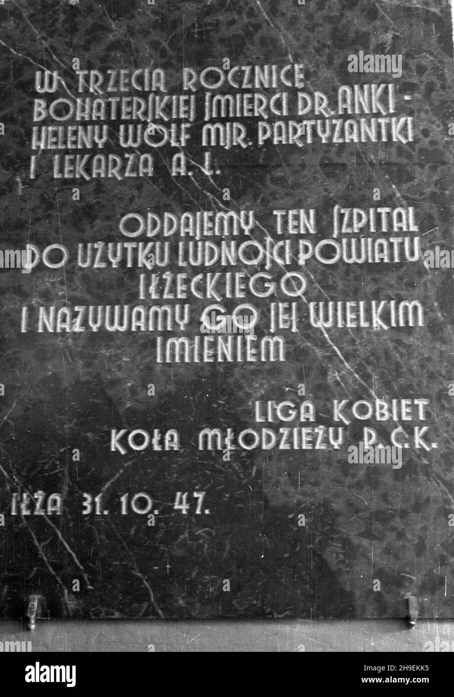 I³¿a, 1947-11-02. Uroczystoœæ nadania szpitalowi imienia Heleny Wolf (doktor Anki), lekarki i ¿o³nierza Armii Ludowej poleg³ej w walce z Niemcami. NZ. Tablica pami¹tkowa wmurowna w œcianê szpitala. ps/gr PAP Ilza, 2 settembre 1947. La cerimonia di nomina di un ospedale locale dopo Helena Wolf (medico Anka), il medico dell'esercito popolare e soldato che cadde mentre combattevano i tedeschi. Nella foto: Una targa commemorativa nella parete dell'ospedale. ps/gr PAP Foto Stock