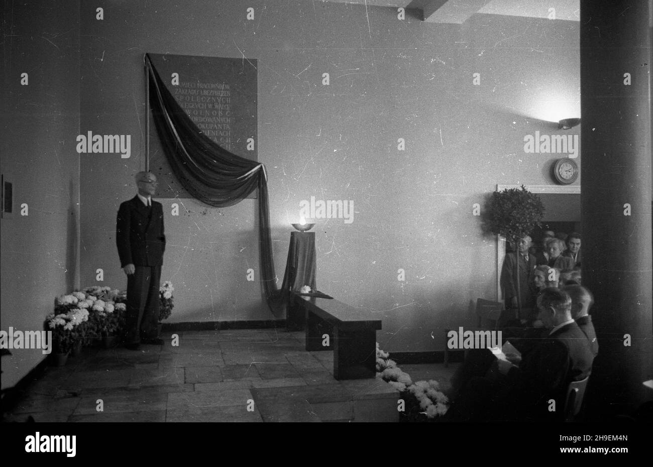 Warszawa, 1947-11-03. Ods³oniêcie tablicia pami¹tkowej ku czci pracowników Zak³adu Ubezpieczeñ Spo³ecznych poleg³ych z r¹k hitlerowców. ps/gr PAP/Stanis³aw D¹browiecki Varsavia, 3 novembre 1947. Una cerimonia per svelare una targa commemorativa in onore dei dipendenti dell'istituzione ZUS Social Security uccisa dai nazisti. ps/gr PAP/Stanislaw Dabrowiecki Foto Stock