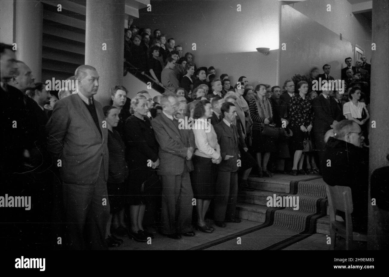 Warszawa, 1947-11-03. Ods³oniêcie tablicy pami¹tkowej ku czci pracowników Zak³adu Ubezpieczeñ Spo³ecznych poleg³ych z r¹k hitlerowców. NZ. Practownicy ZUS podczas uroczystoœci. ps/gr PAP/Stanis³aw D¹browiecki Varsavia, 3 novembre 1947. Una cerimonia per svelare una targa commemorativa in onore dei dipendenti dell'istituzione ZUS Social Security uccisa dai nazisti. Nella foto: Dipendenti ZUS durante la cerimonia. ps/gr PAP/Stanislaw Dabrowiecki Foto Stock