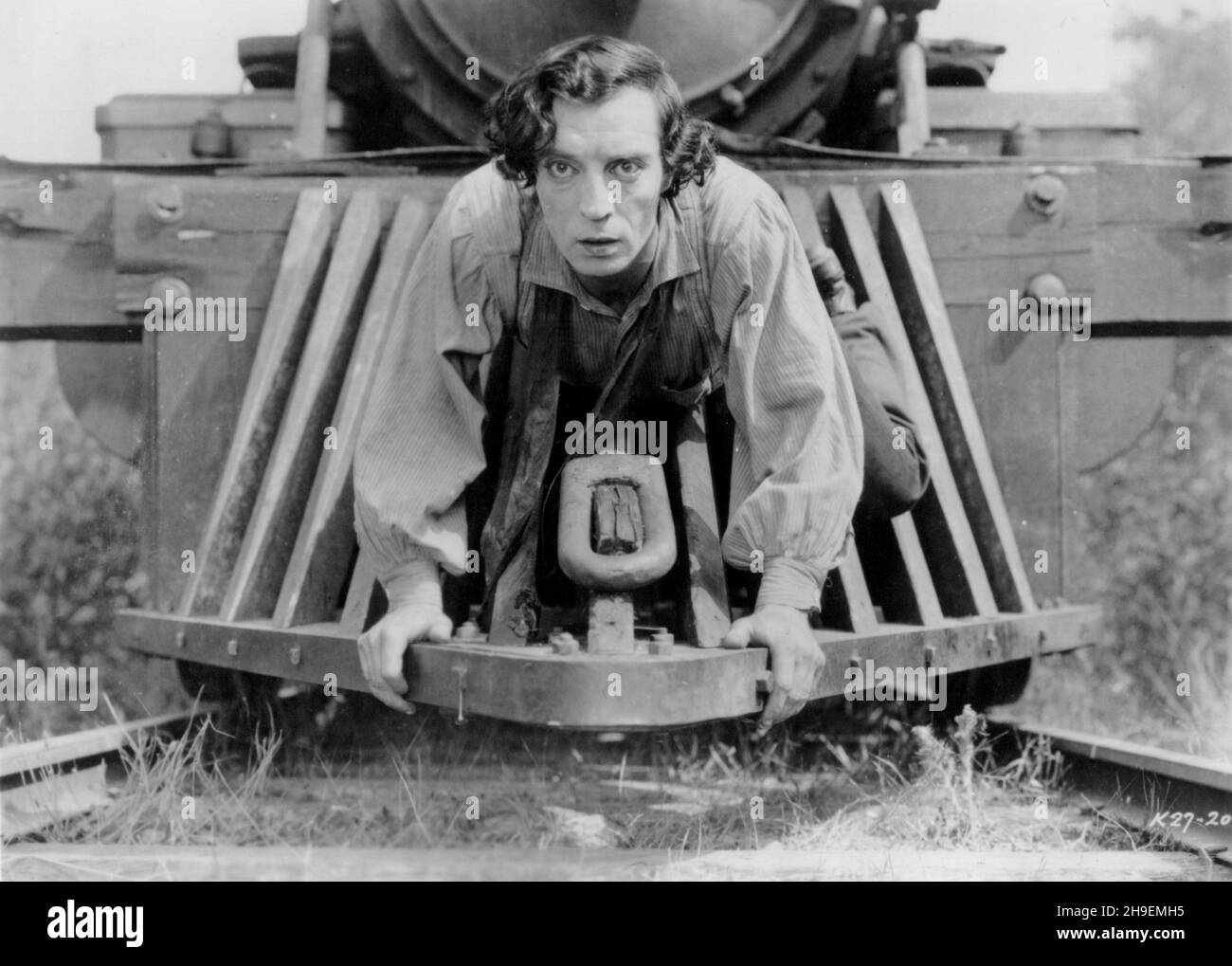 DATA DI USCITA: 25 Dicembre 1926 TITOLO: The General CASA DI PRODUZIONE: United Artists DIRECTOR: Clyde Bruckman and Buster Keaton PLOT: Dopo essere stato respinto dall'esercito confederato, non accorgendosi che fosse dovuto al suo ruolo civile cruciale, un ingegnere deve ricapitolarsi da solo la sua amata locomotiva dopo essere stata sequestrata dalle spie dell'Unione e restituirla attraverso linee nemiche. PROTAGONISTA: BUSTER KEATON come Johnnie Grey. (Immagine di credito: ©United Artists/Entertainment Pictures) Foto Stock